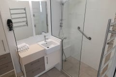 Main-Bathroom-Unit-43